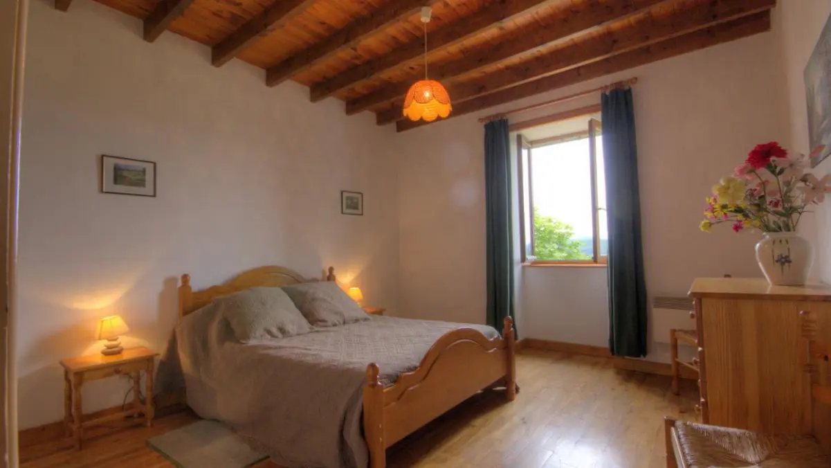 chambre avec un lit 2 personnes