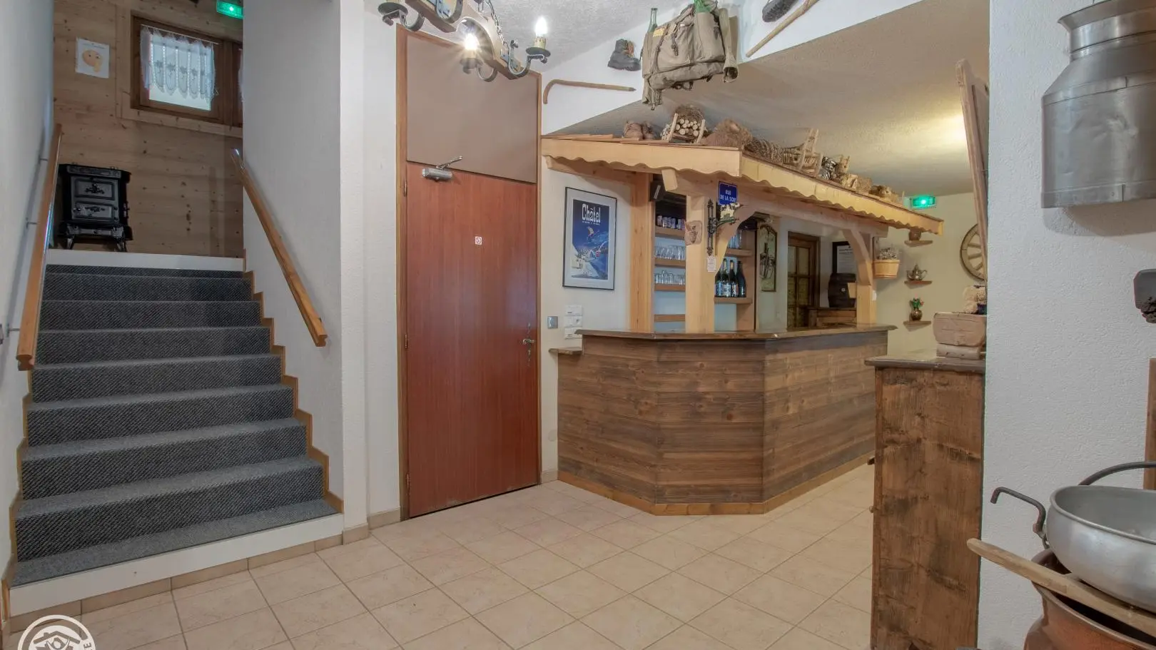 Coin bar et accès à l'étage supérieur.