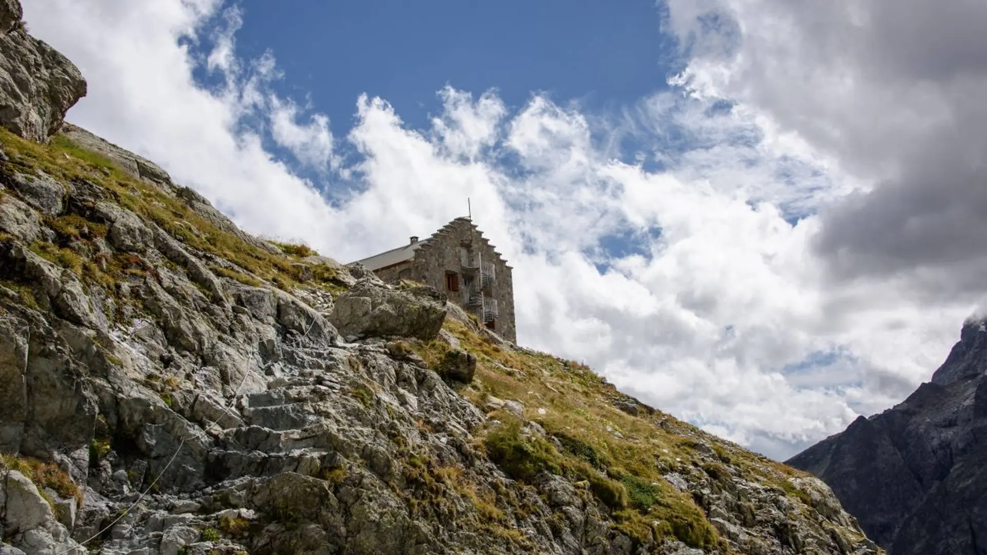 Sentier à l'arrivée au refuge du Glacier Blanc