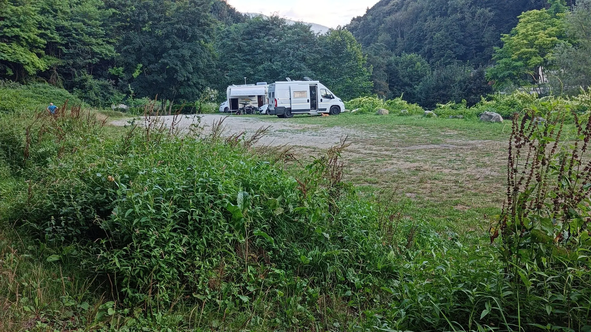 Camping-car blanc sur une aire naturelle herbeuse