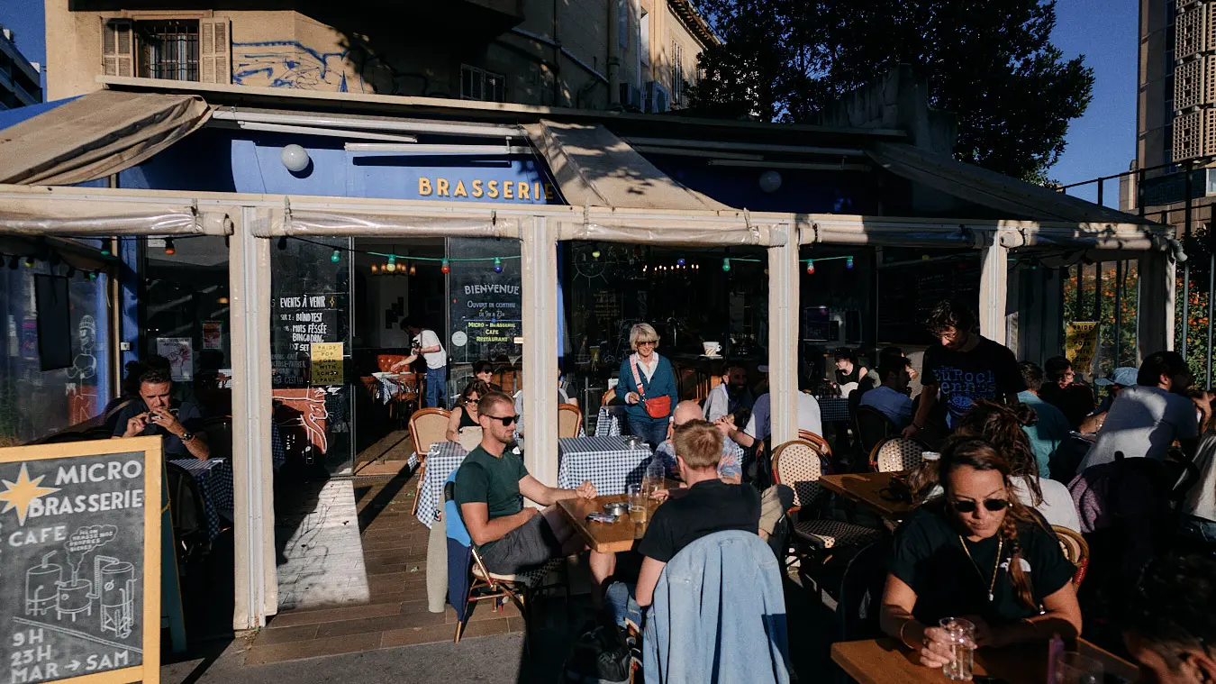terrasse ensoleillée avec des clients attablés