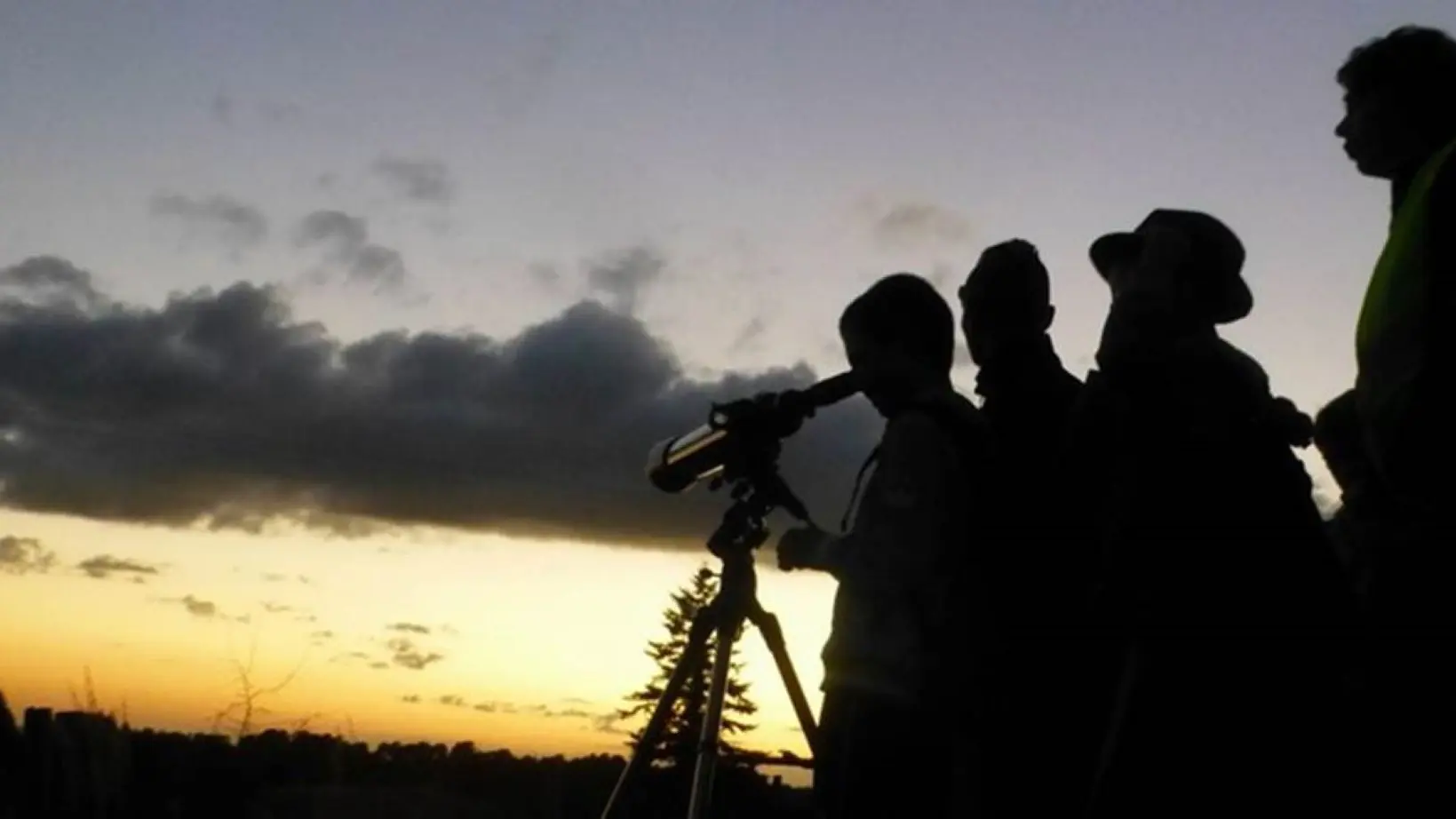 Observation au téléscope couché du soleil