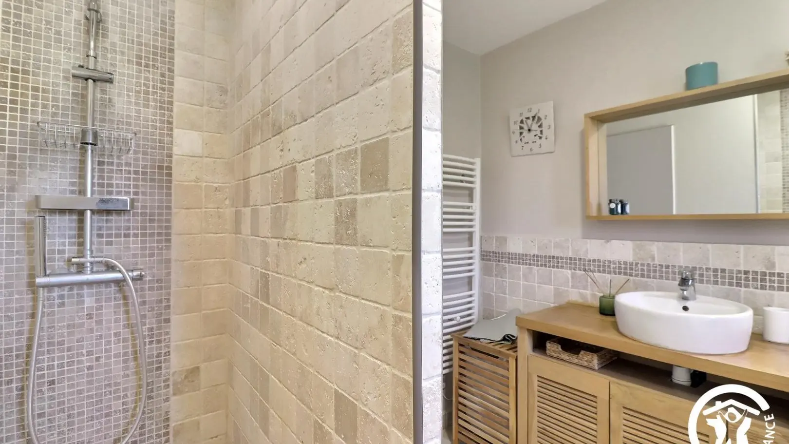 salle de bain en travertin, double vasque, douche italienne