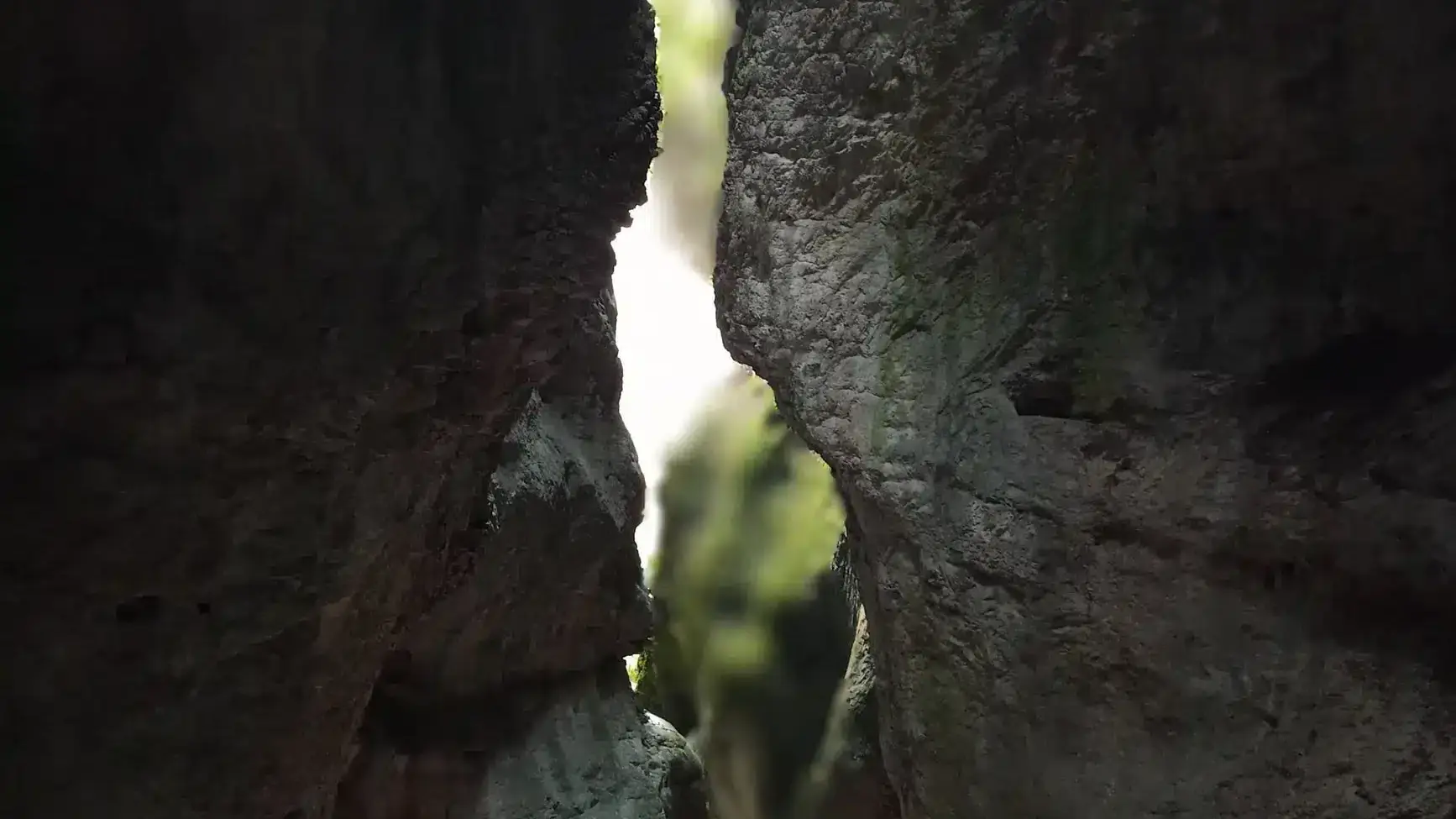 Beauté brute et silence minéral du Rio Sourd avec Ecrins Spéléo Canyon