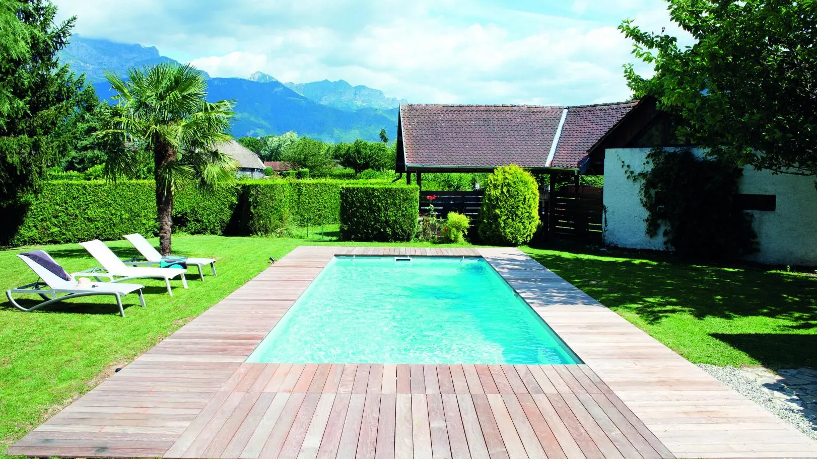 Piscine commune aux 2 chambres d hôtes et gîte.