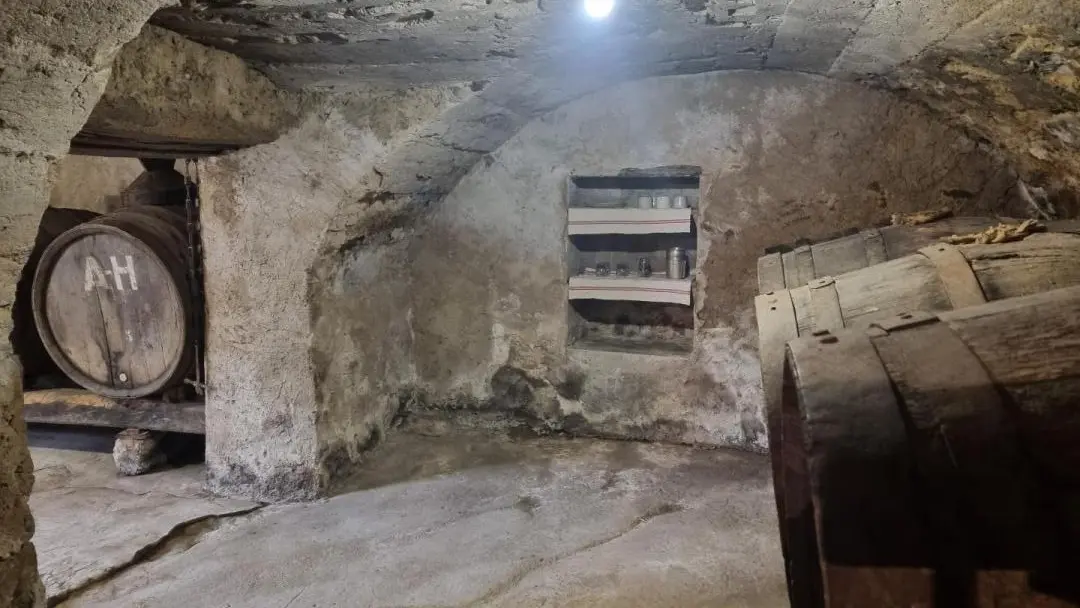 L'ancienne cave de la maison est à votre disposition pour prendre un verre dans un cadre typique et authentique.