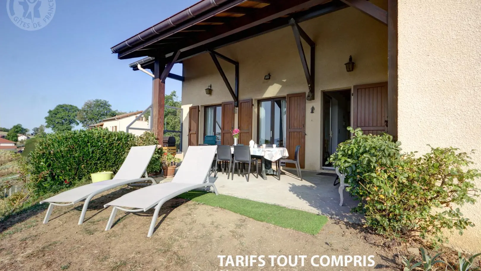 Terrasse couverte et abritée de 35 m² avec vue panoramique le massif du Pilat et la campagne environnante.