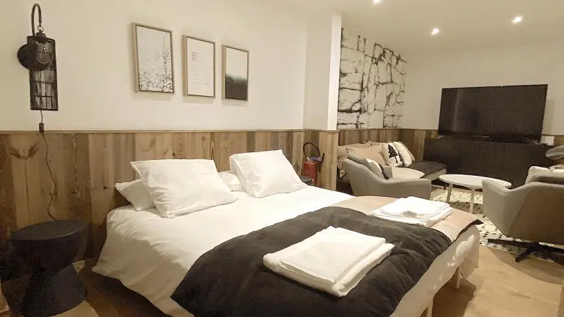 chambre n°5 , en sous sol, sans fenêtre, lit 160*200 cm