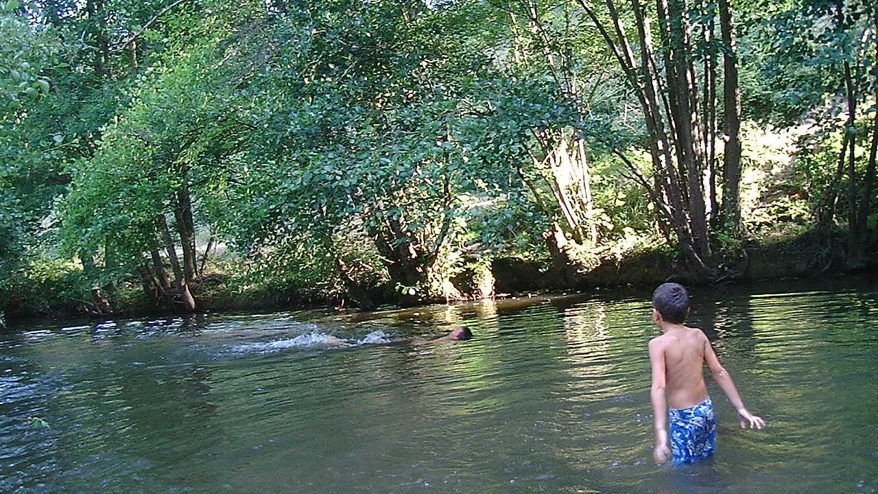 Baignade dans la rivière de Baffy à 3 Km