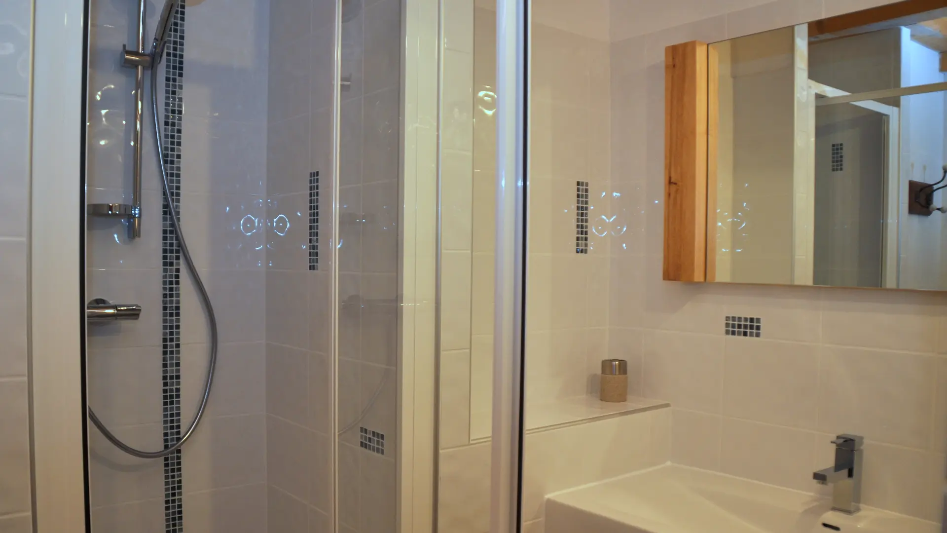 Vue sur la douche de la salle de bain