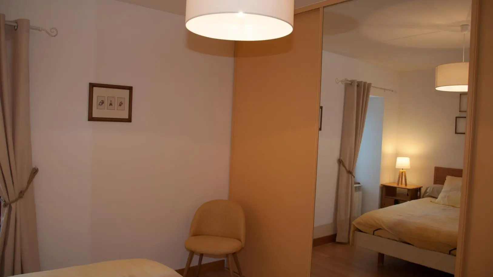 Chambre 1 avec grand placard (3 portes coulissantes dont une avec miroir)