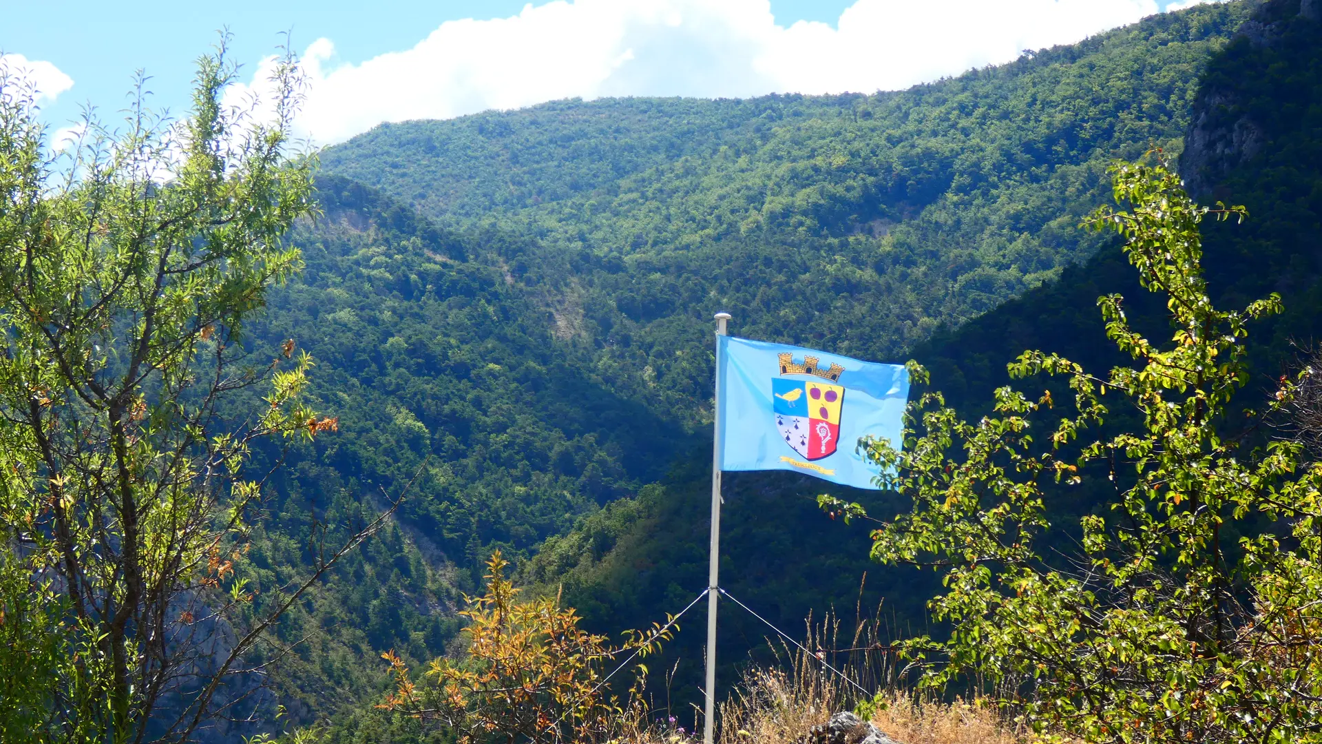 L'emblème de Trescléoux domine le village