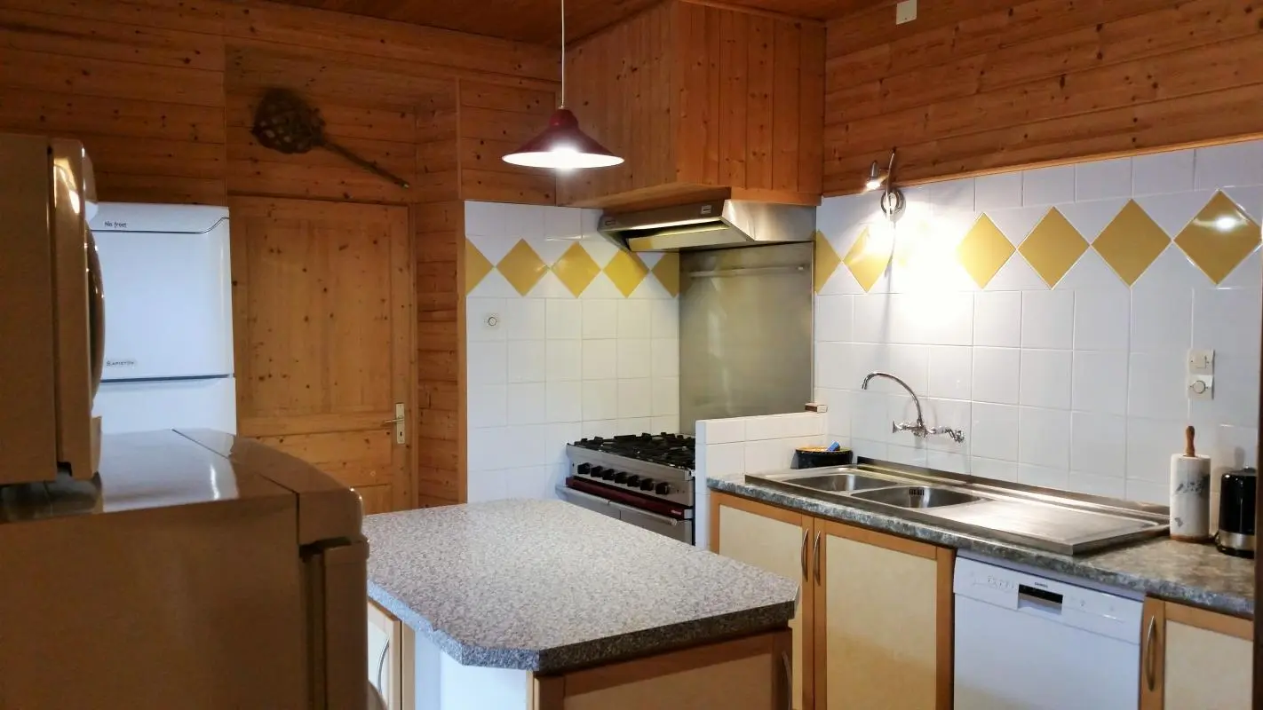 Cuisine équipée d'un piano de cuisson 5 feux+2fours,évier 2 bacs,2 réfrigérateurs dont 1 avec compartiment de congélation,lave vaisselle...
