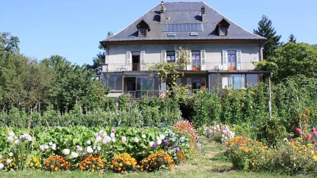 La maison et le potager des propriétaires