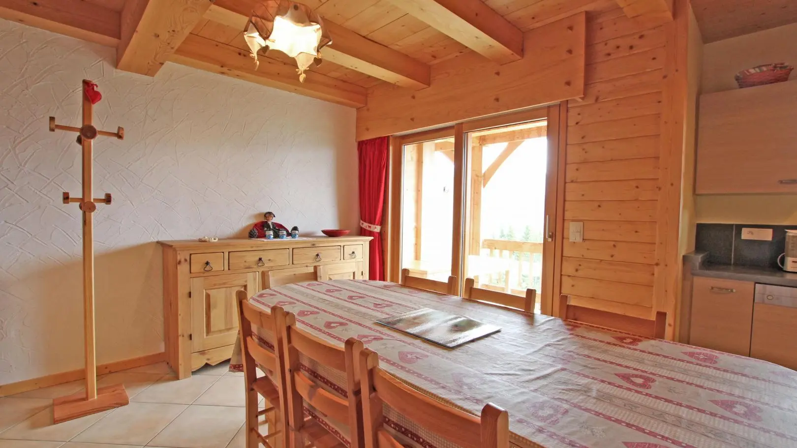 Baie vitrée donnant sur terrasse abritée et descente sur terrasse extérieure