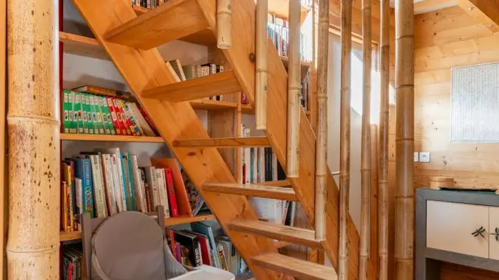 Escalier montant à l'étage ou se trouvent les couchages