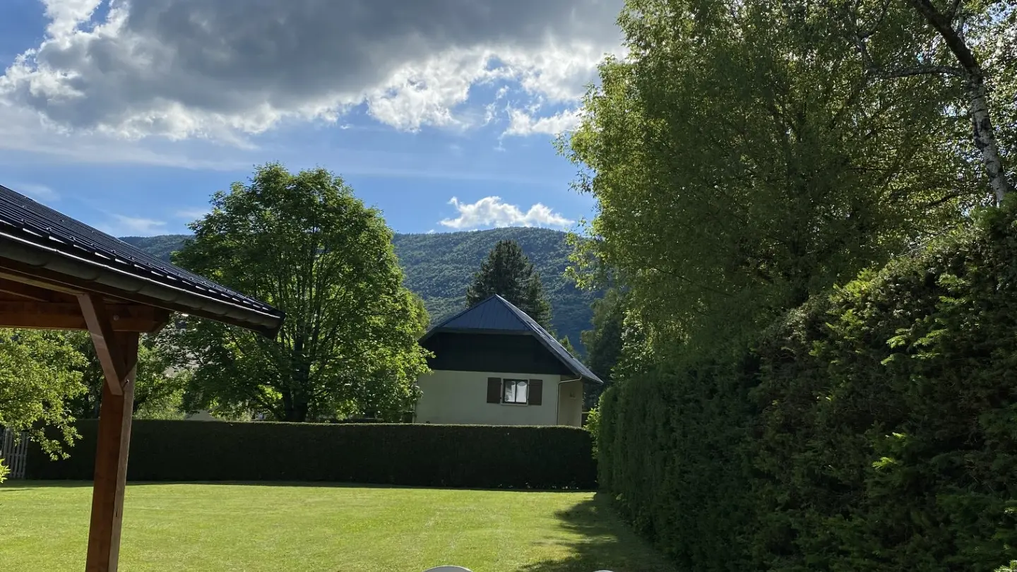 Ouverture sur le jardin avec coin repas