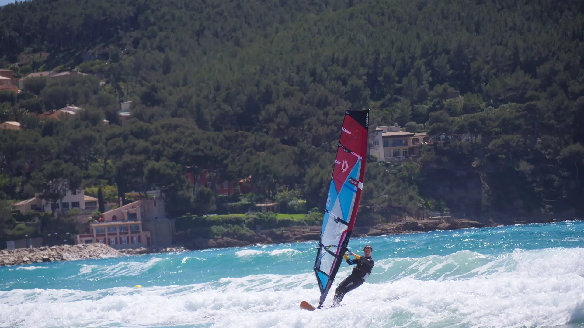 Planche à voile dans la baie des Lecques