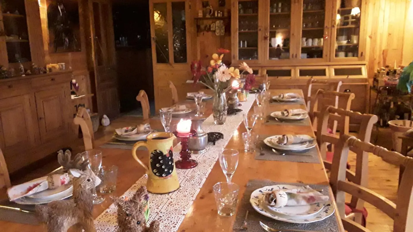 Un repas convivial en table d'hotes