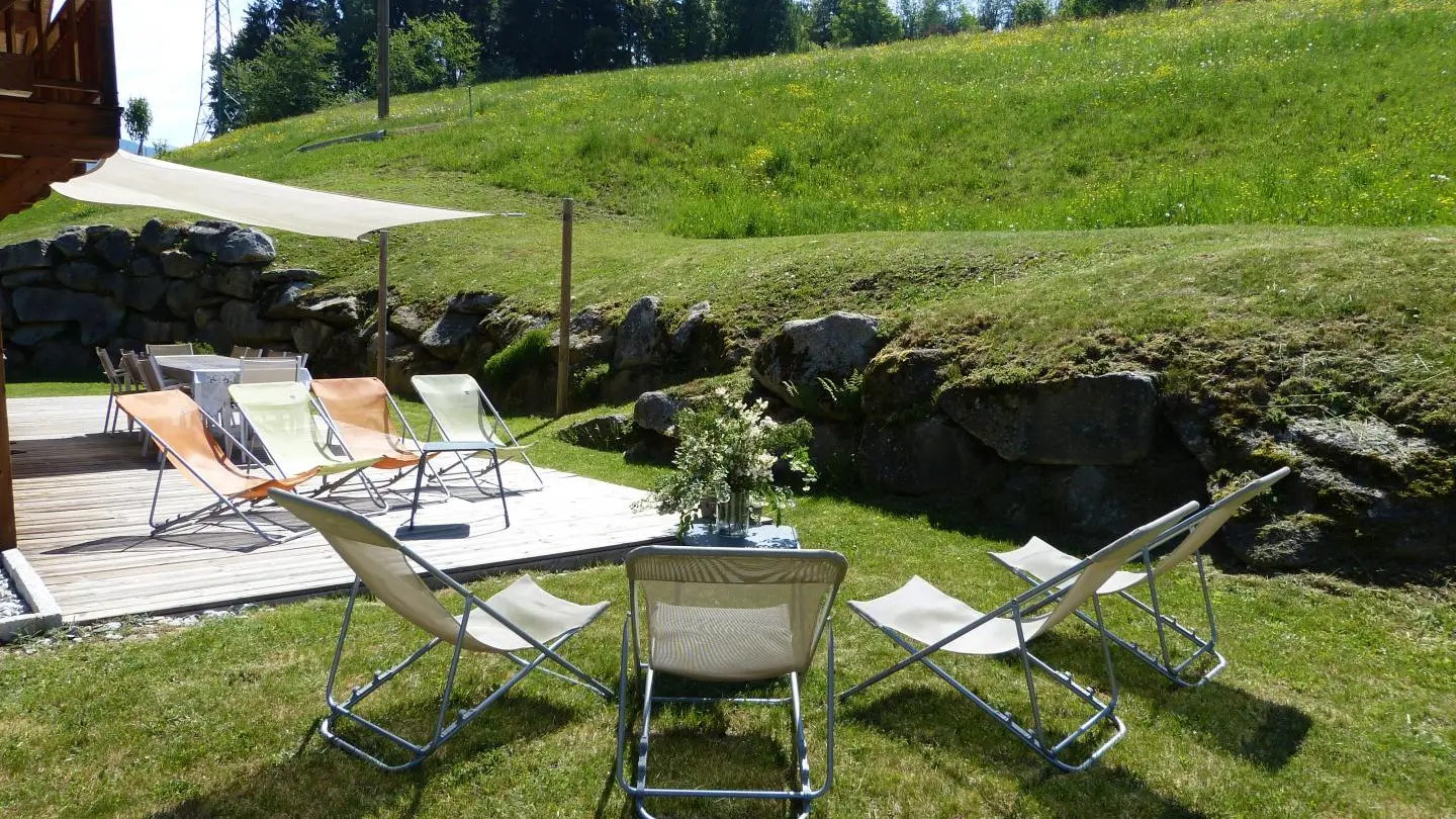 Vaste espace de détente avec transats