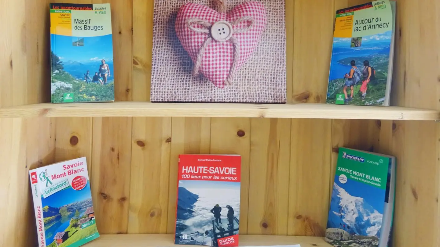 Détail de la bibliothèque, nombreux guides et cartes sur la région.