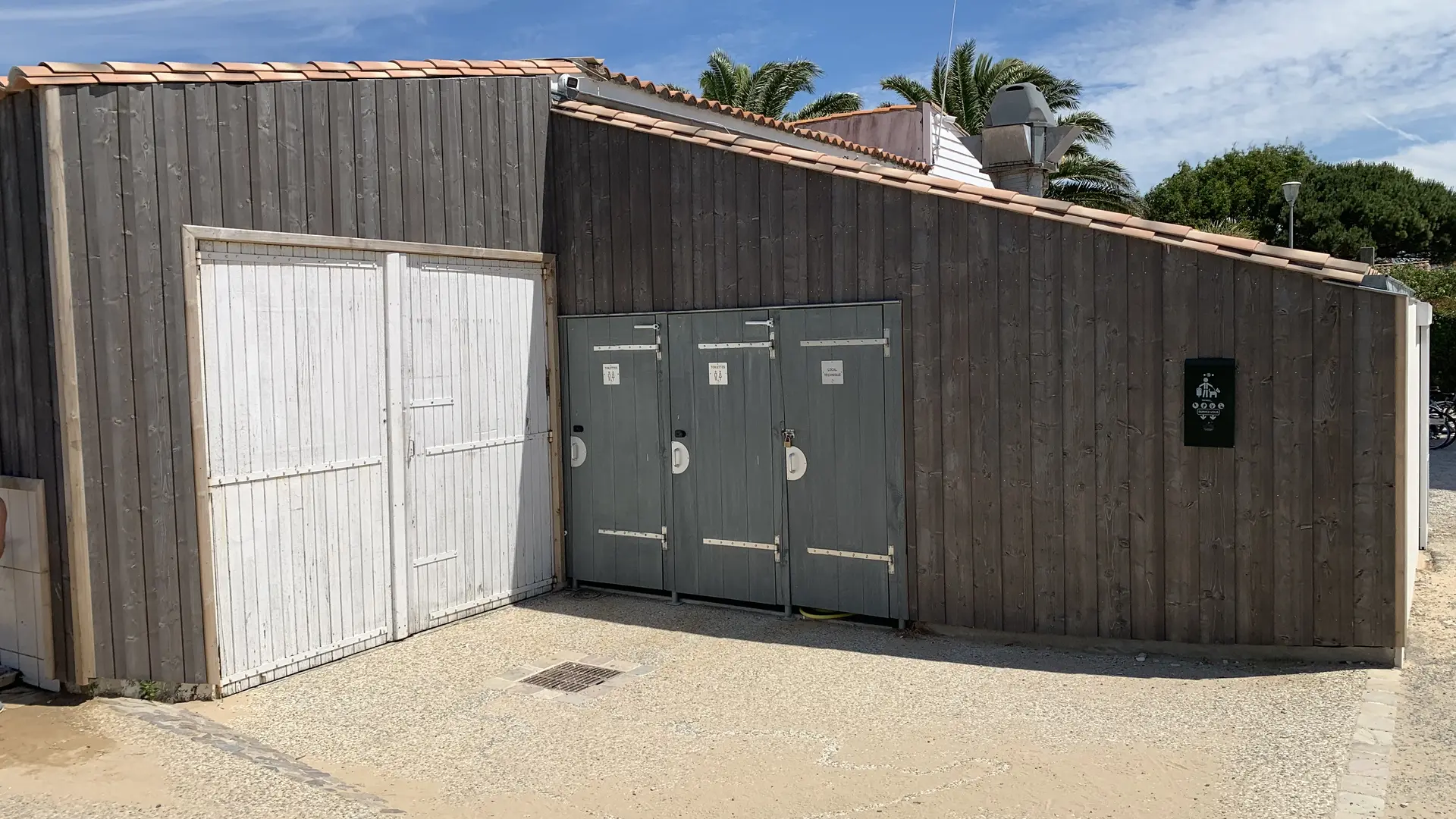Toilettes publiques de la plage de la cible