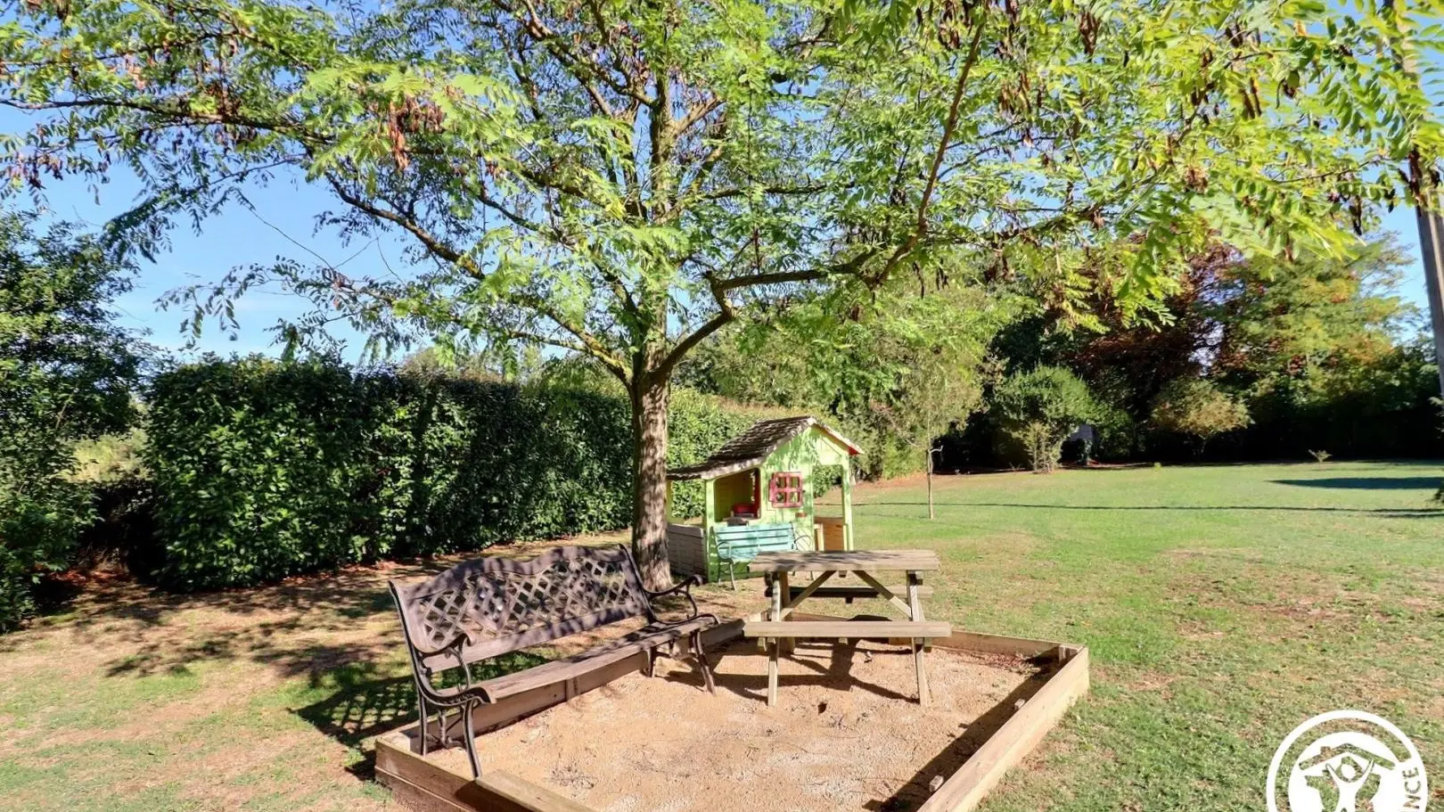 Les jeux pour enfants dans le grand jardin commun