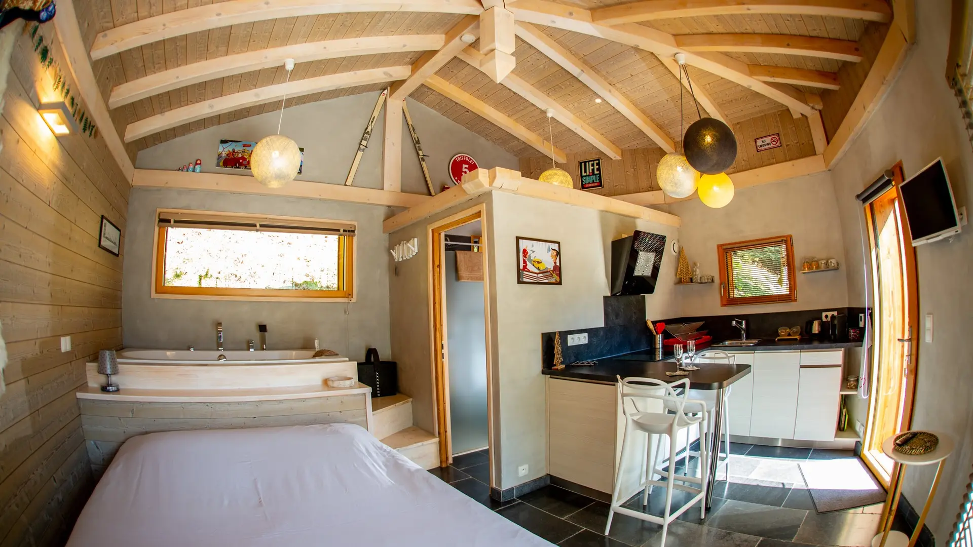 intérieur chalet dans les arbres