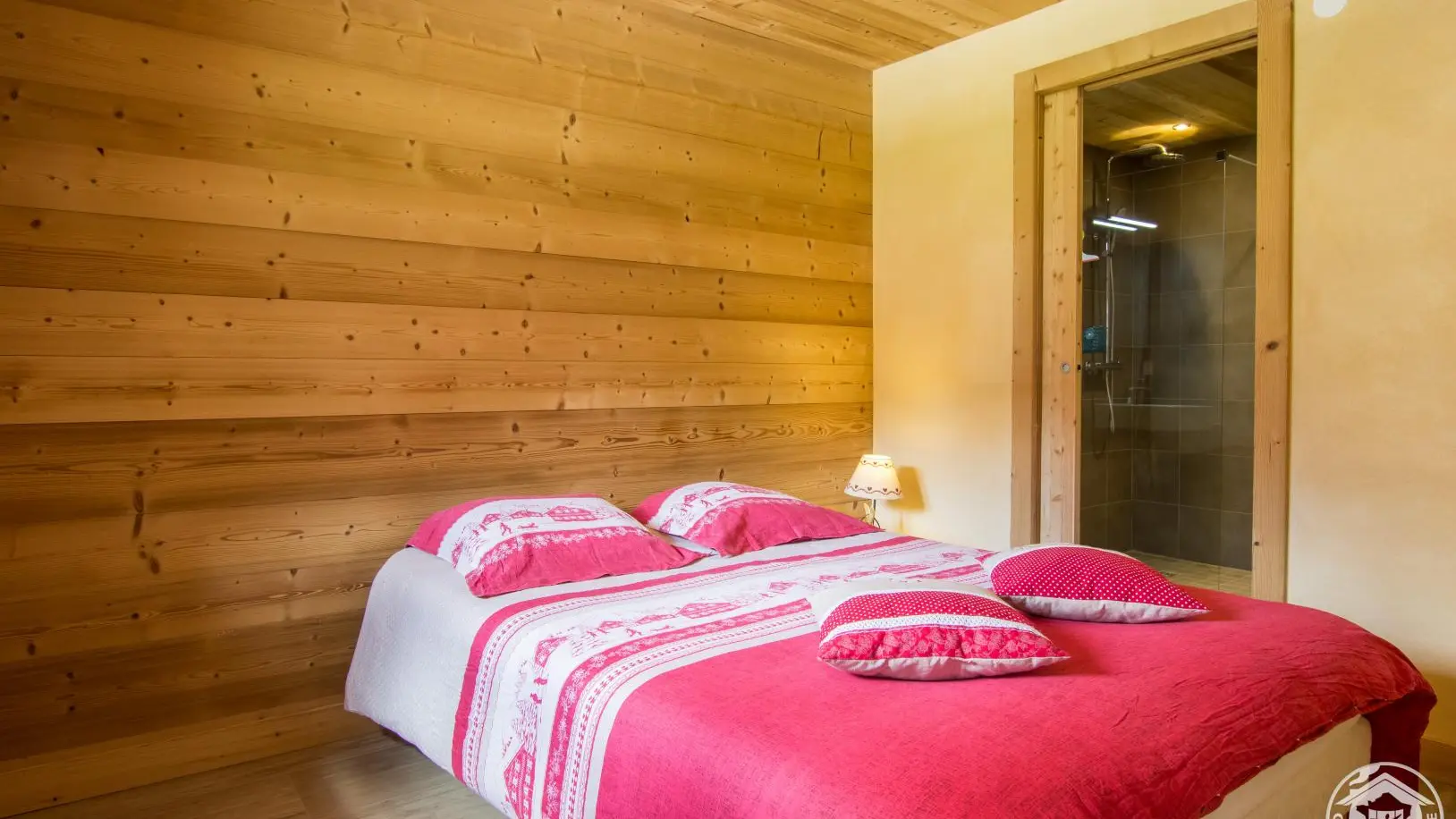 Chambre 5 avec avec 1 lit double et salle d'eau