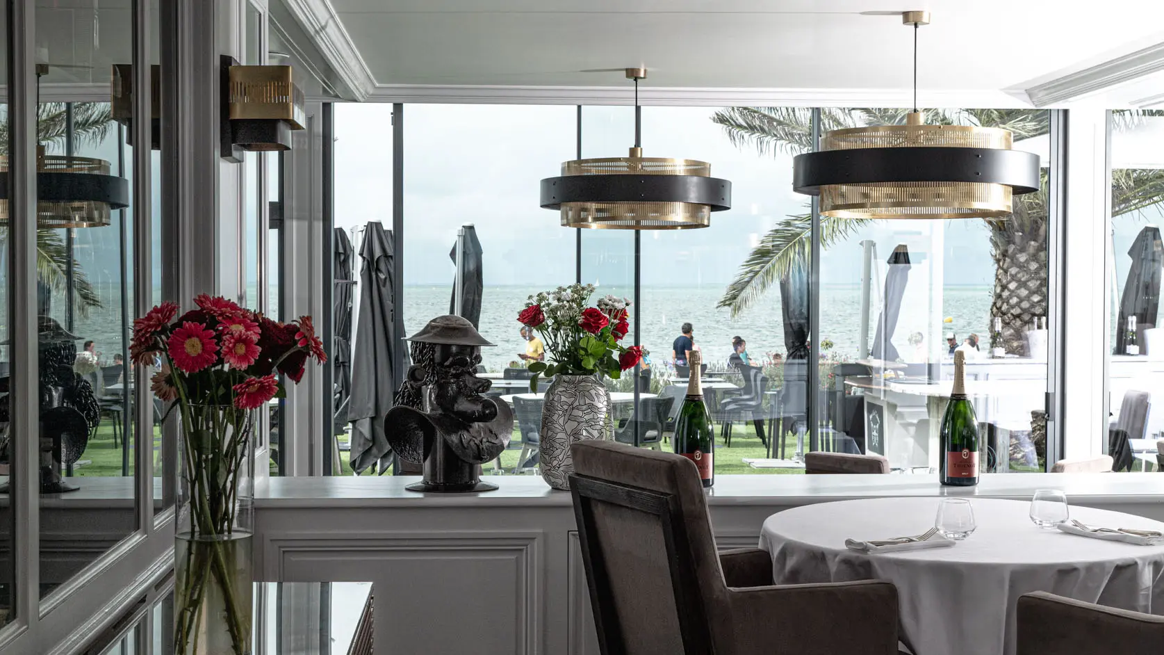 Salle intérieure de la HR Beach Brasserie