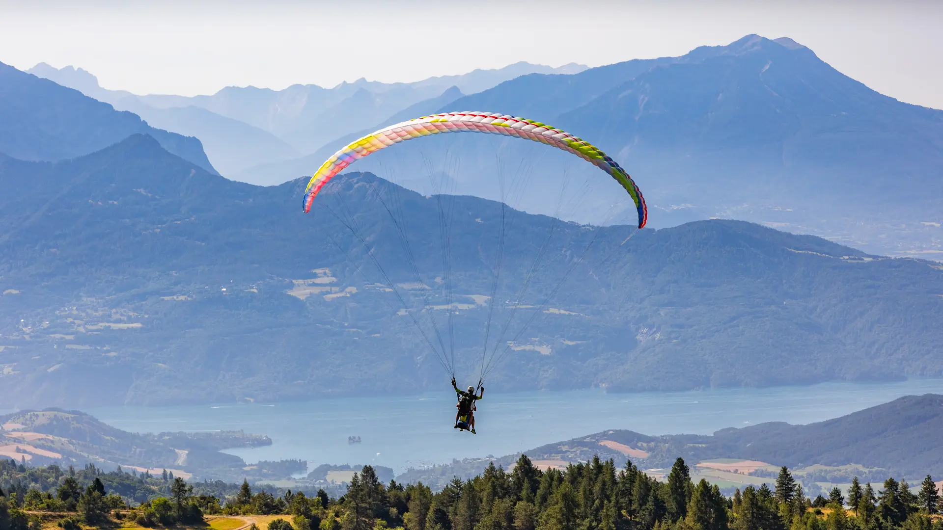 Biplace parapente entre lac et montagnes