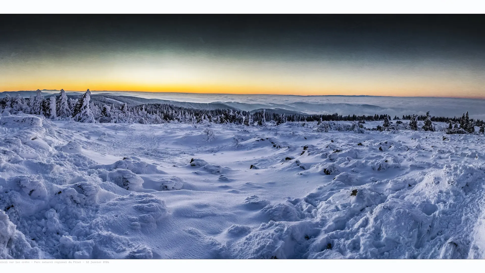 Panoramique des crêts du Pilat coté Ouest