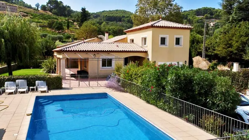 Vue piscine et villa gîte La Font des Pères