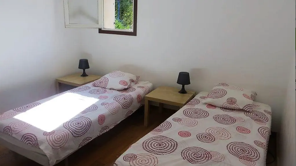 Chambre avec deux lits