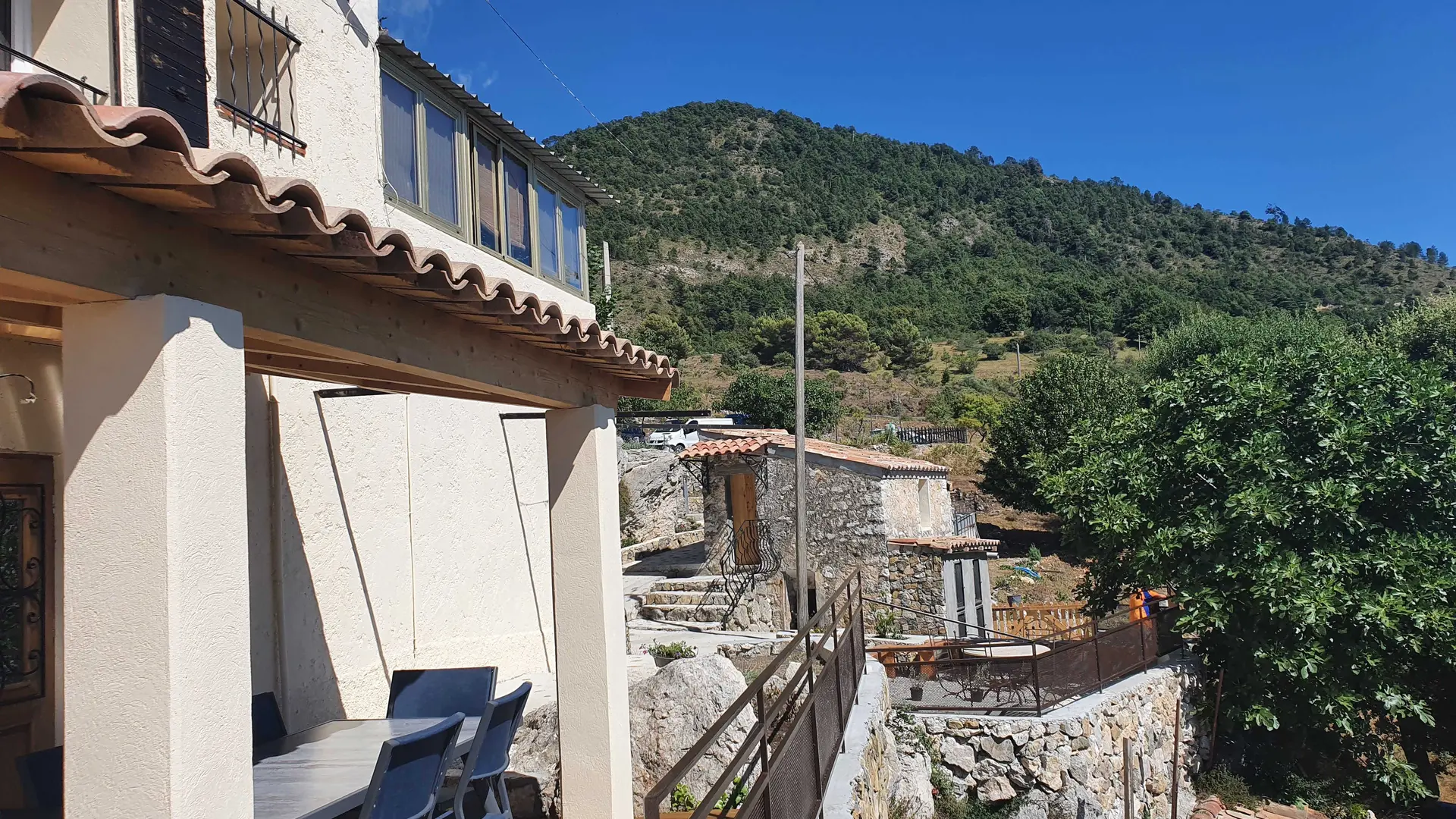 Joyanna-Vue depuis la terrasse-Touët-de-l'Escarène-Gîtes de France des Alpes-Maritimes