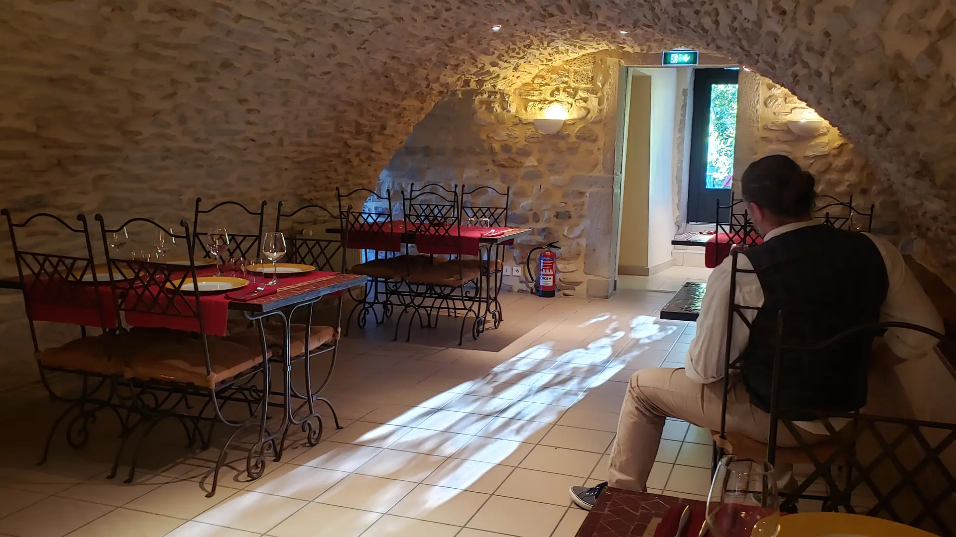 ancienne cave voutée de l'église devenue restaurant la fantaisie à Seillonnaz