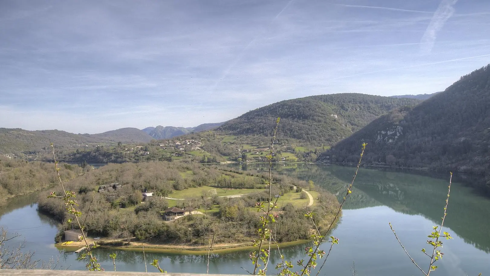 Très belle vue depuis la Cabane sur la Rivière d'Ain.