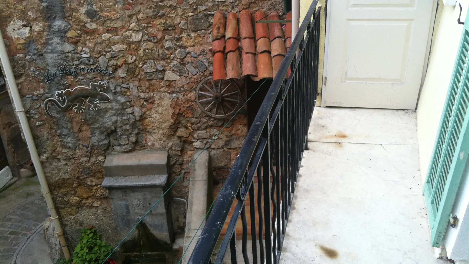 balcon sur fontaine