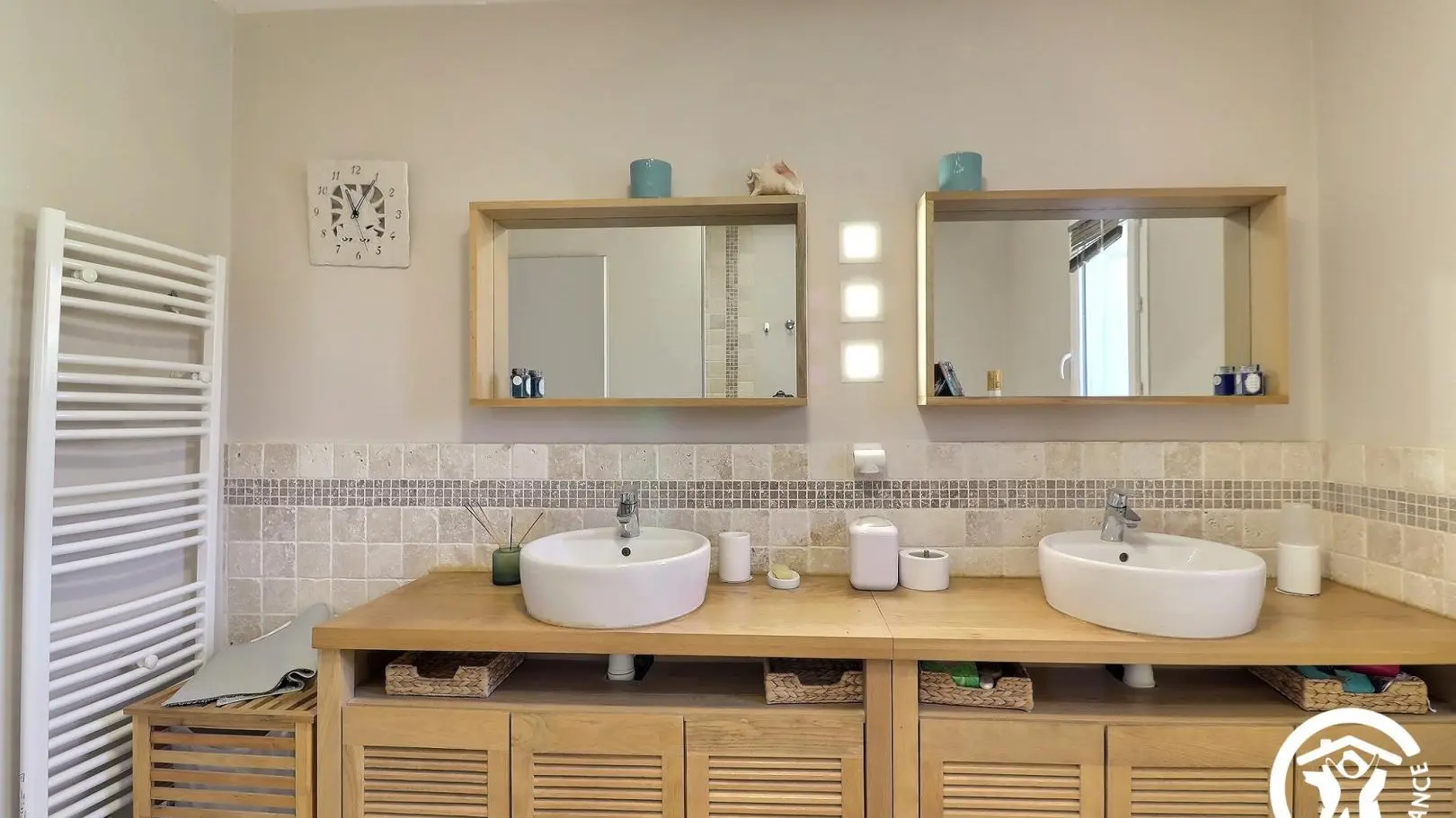 salle de bain en travertin, double vasque