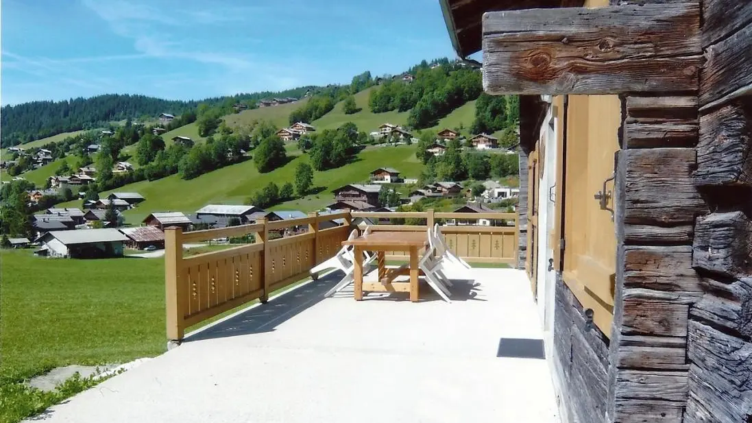 Une grande terrasse.