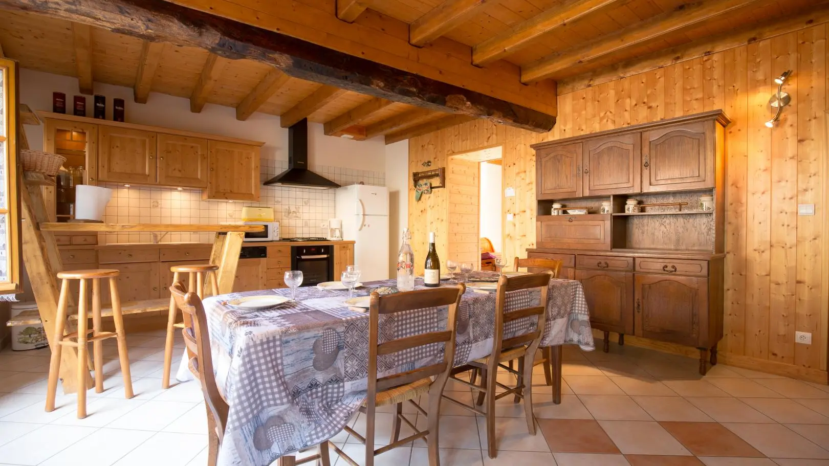 grande pièce a vivre avec cuisine intégrée
