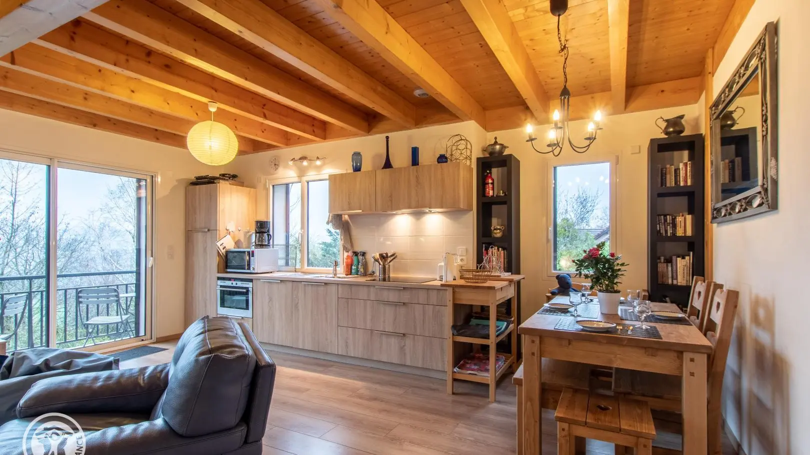 Salon, cuisine, coin à dîner