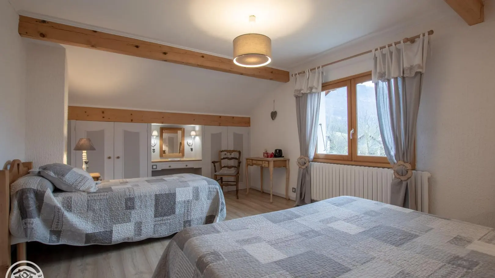 Chambre Gentiane.
1 lit 160 + 1 lit 90.
Salle d'eau privative.