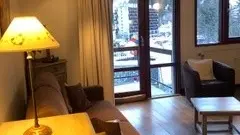 Séjour avec vue sur le forum et la montagne