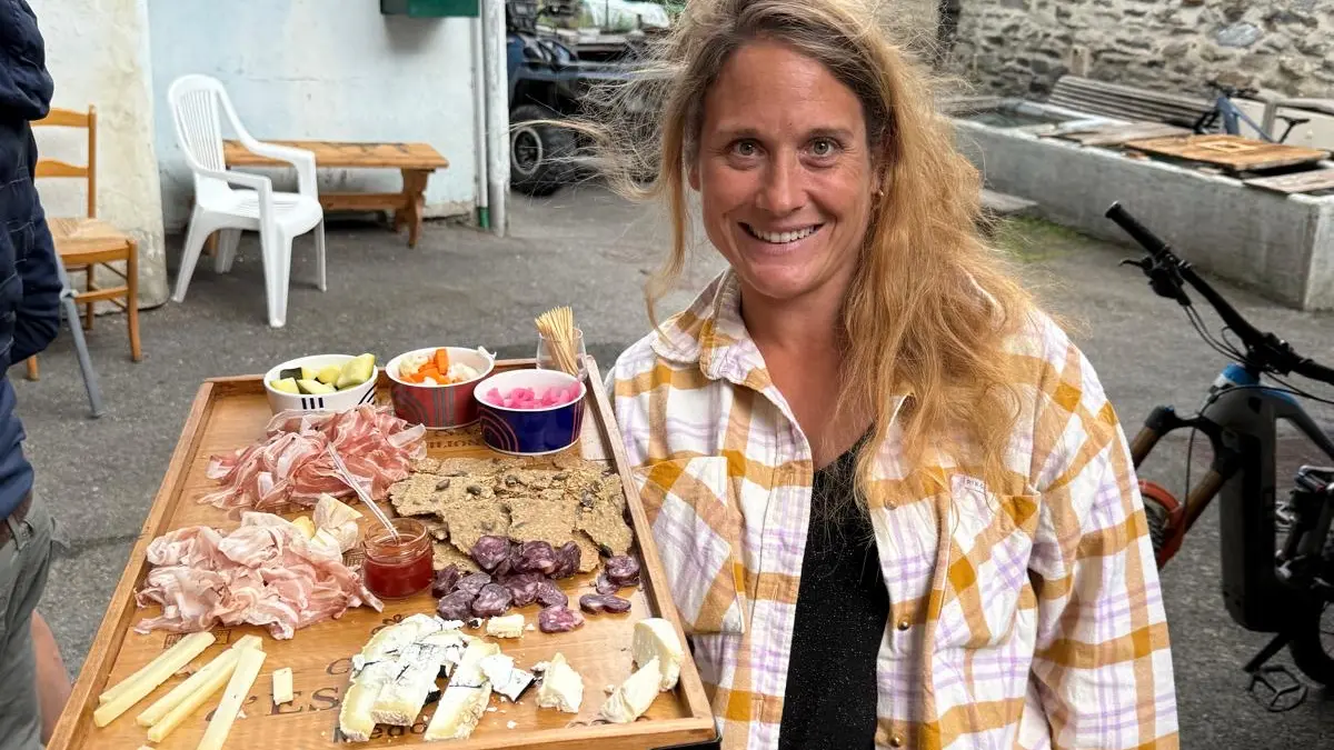 Anne avec plateau dégustation dehors