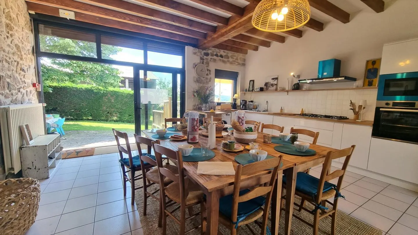 Pièce à vivre avec cuisine ouverte sur la salle à manger.