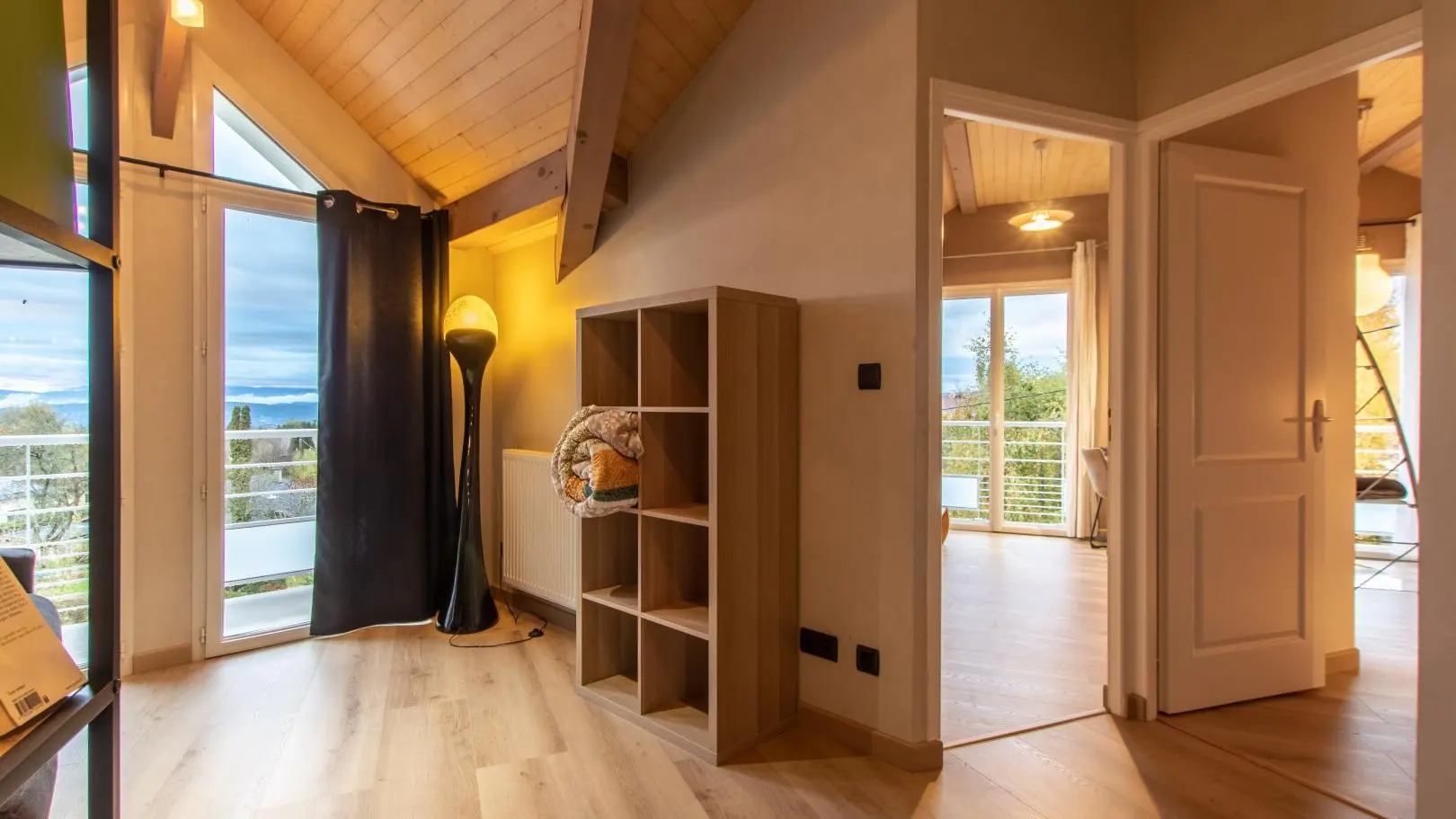 Accès balcon et chambres 4 et 5