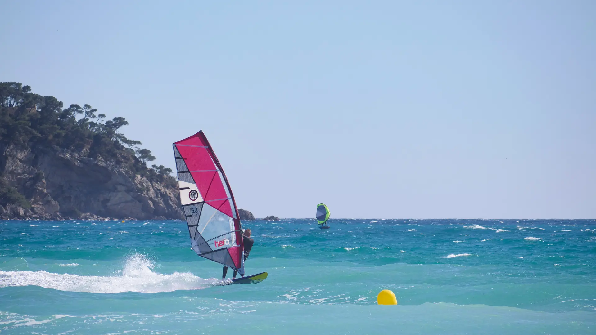 Planche à voile dans la baie des Lecques