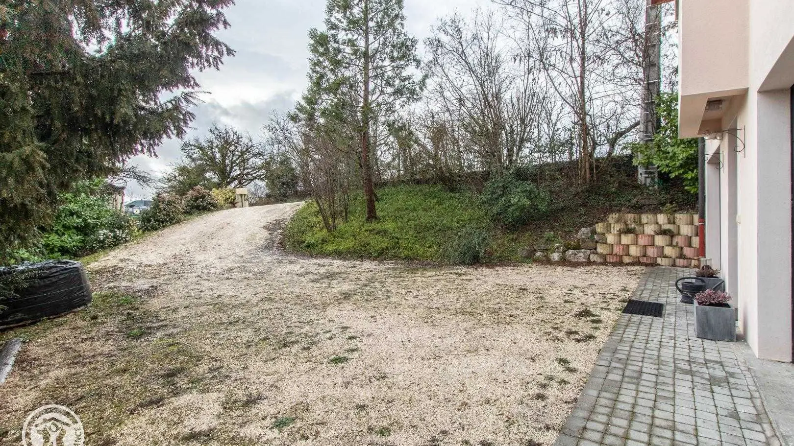 Cour devant la villa (avant enrobé)
