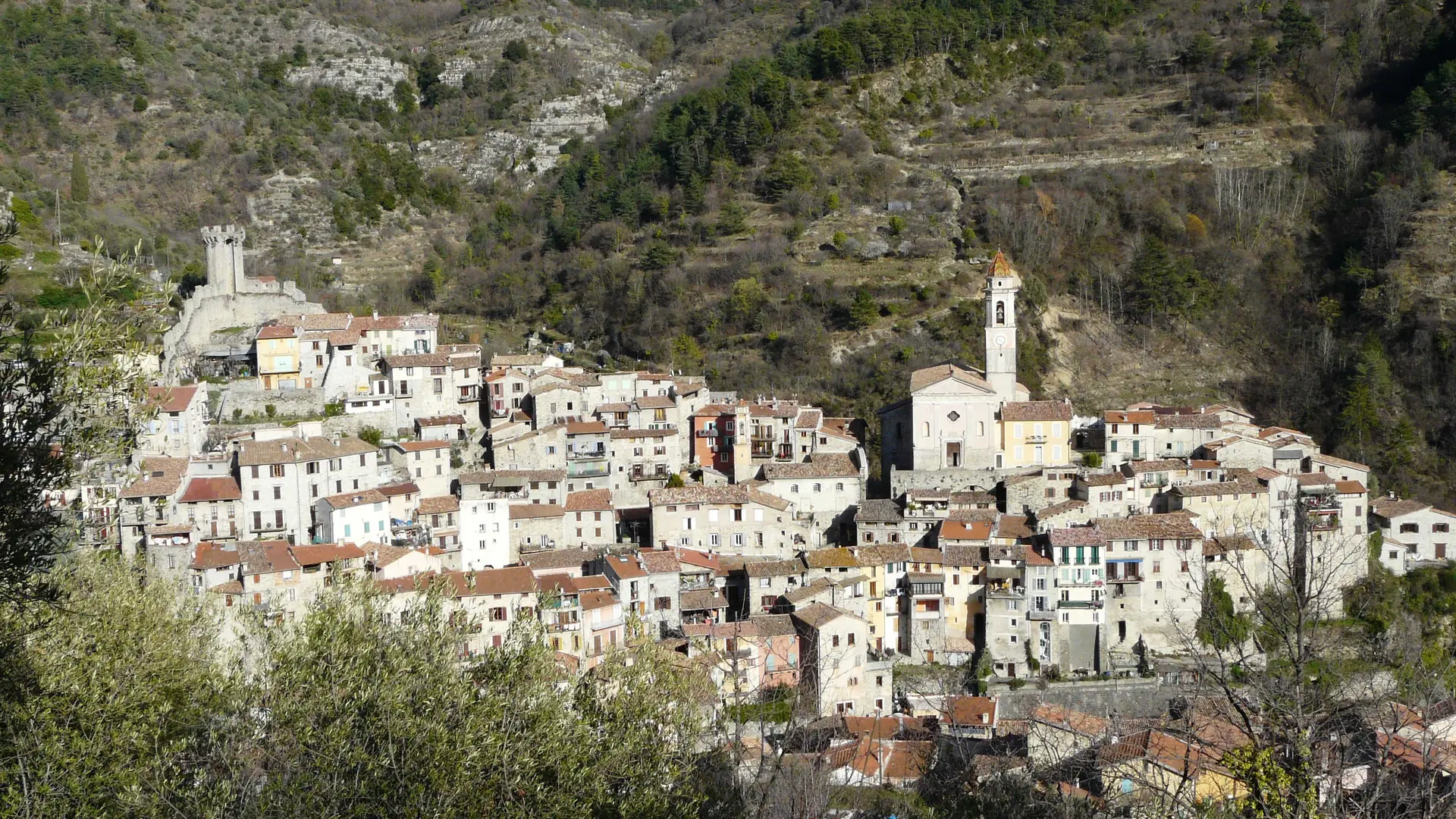 Lucéram, vue panoramique Village Lucéram Gîtes de France Alpes-Maritimes